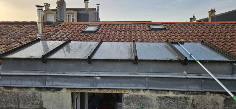 Nettoyage de vitres en hauteur avec perche professionnelle à Bordeaux