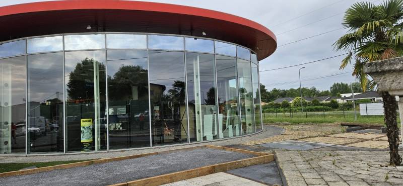 Nettoyage de vitrines et façades vitrées pour commerces et entreprises à Bordeaux