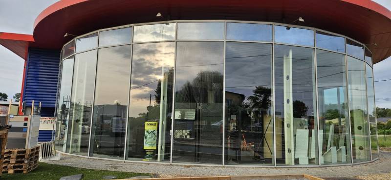 Nettoyage de vitrines et façades vitrées pour commerces et entreprises à Bordeaux