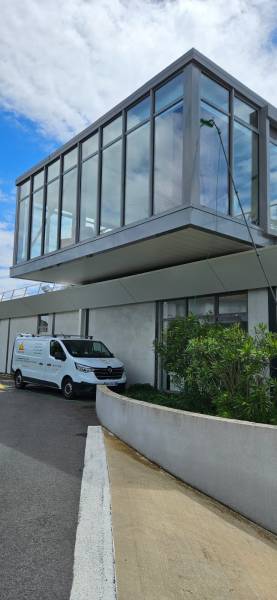 Nettoyage de vitrines et façades vitrées pour commerces et entreprises à Bordeaux