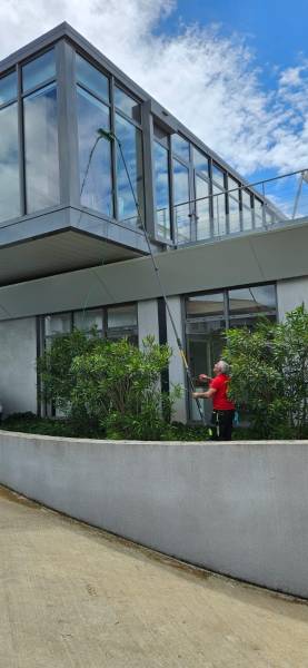 Nettoyage de vitrines et façades vitrées pour commerces et entreprises à Bordeaux