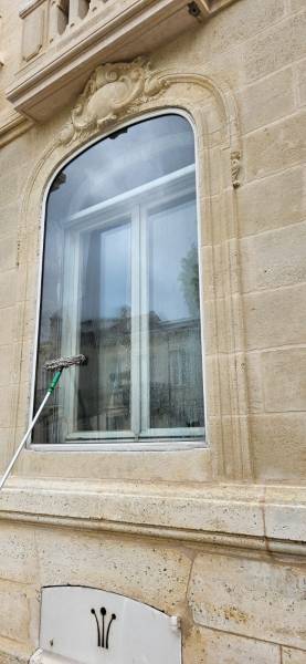 Nettoyage de vitres en hauteur avec perche professionnelle à Bordeaux