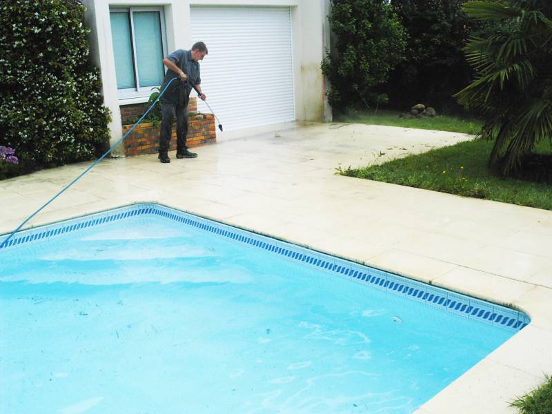 Nettoyage de dalles de piscine efficace Bordeaux en Gironde
