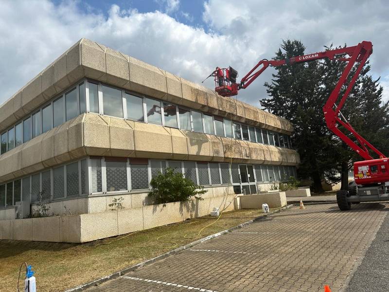 Façade pendant le nettoyage des murs à la nacelle