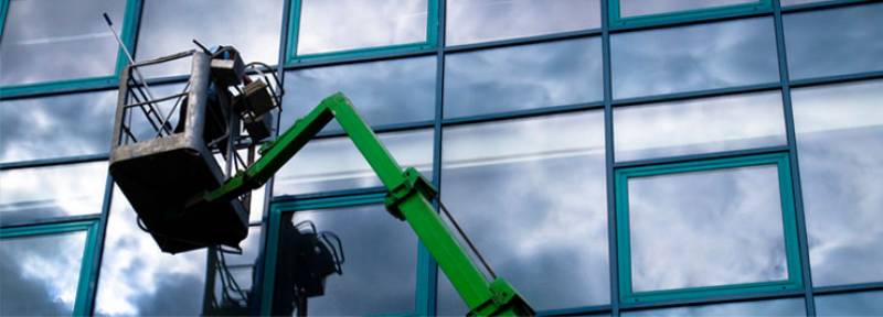 Nettoyage de vitres grande hauteur à la nacelle